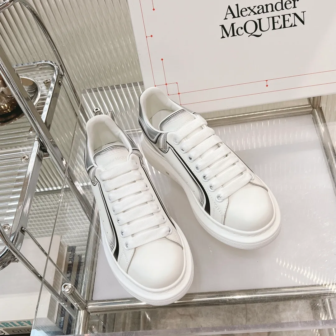 👟👟Ex-factory price 440👟👟 Men's size +10 (high version + 60 men's size plus 10) The latest addition to the counter is the top high-end version of Alexander McQueen·Alexander McQueen 2023 new wide sports shoes, white shoes and casual shoes👟New colors! The rear tail is really unique and pretty, I love it at first sight! 😍Top version! 👍🏻I won’t introduce too much about the style of this shoe. It will never go out of style year after year in spring, summer, autumn and winter. It is a super versatile style and has always been in hot demand. 🔸Upper: original custom-made latest silk cowhide 🔸Inner lining: cowhide foot pads + top-grade highly breathable mesh ����Outsole: the latest original open mold one-to-one precision mold PU vacuum outsole 🔸Female model 34-41 (customized at 34.40.41) 🔸Men's model 38-45 (customized at 38 45)